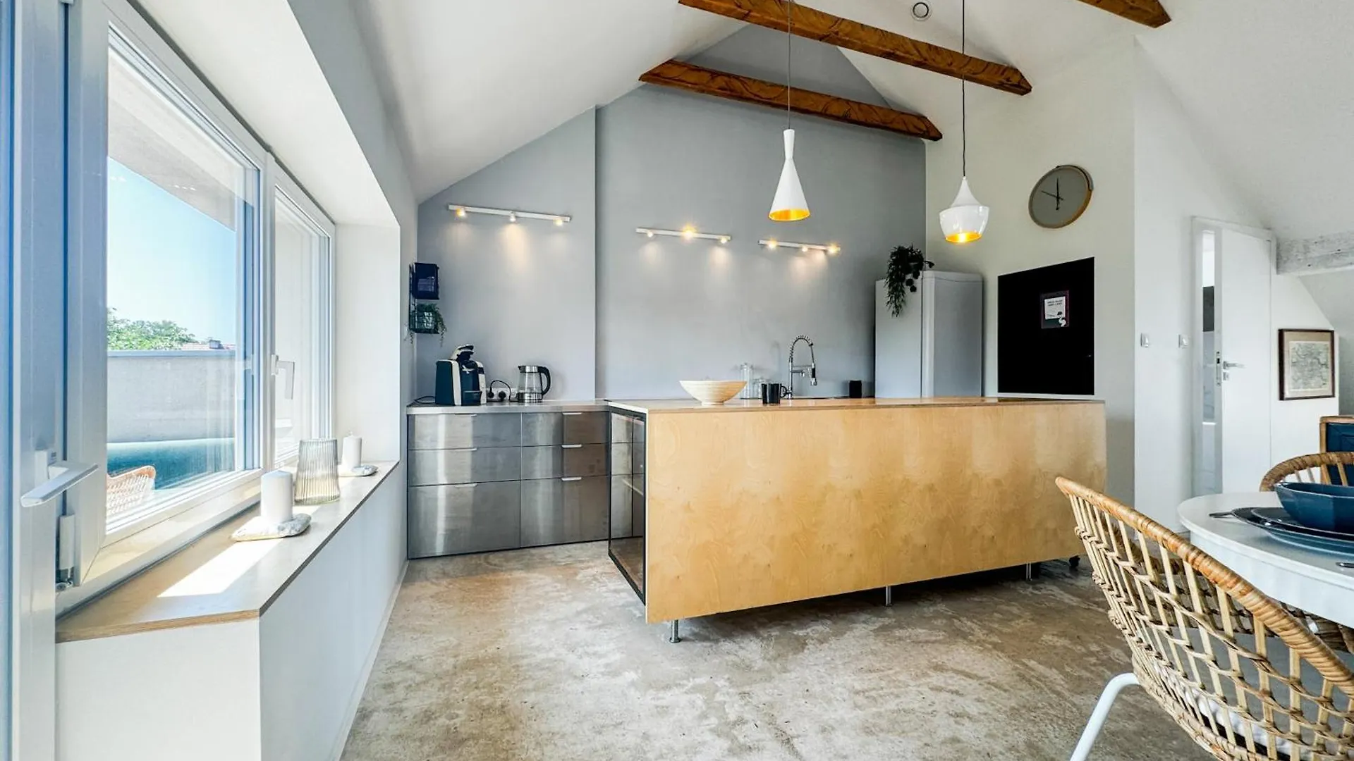 Modern 4Bd, 2 Balcony, Family & Work Haven! Near Park & Bus Stop Wroclaw Apartment