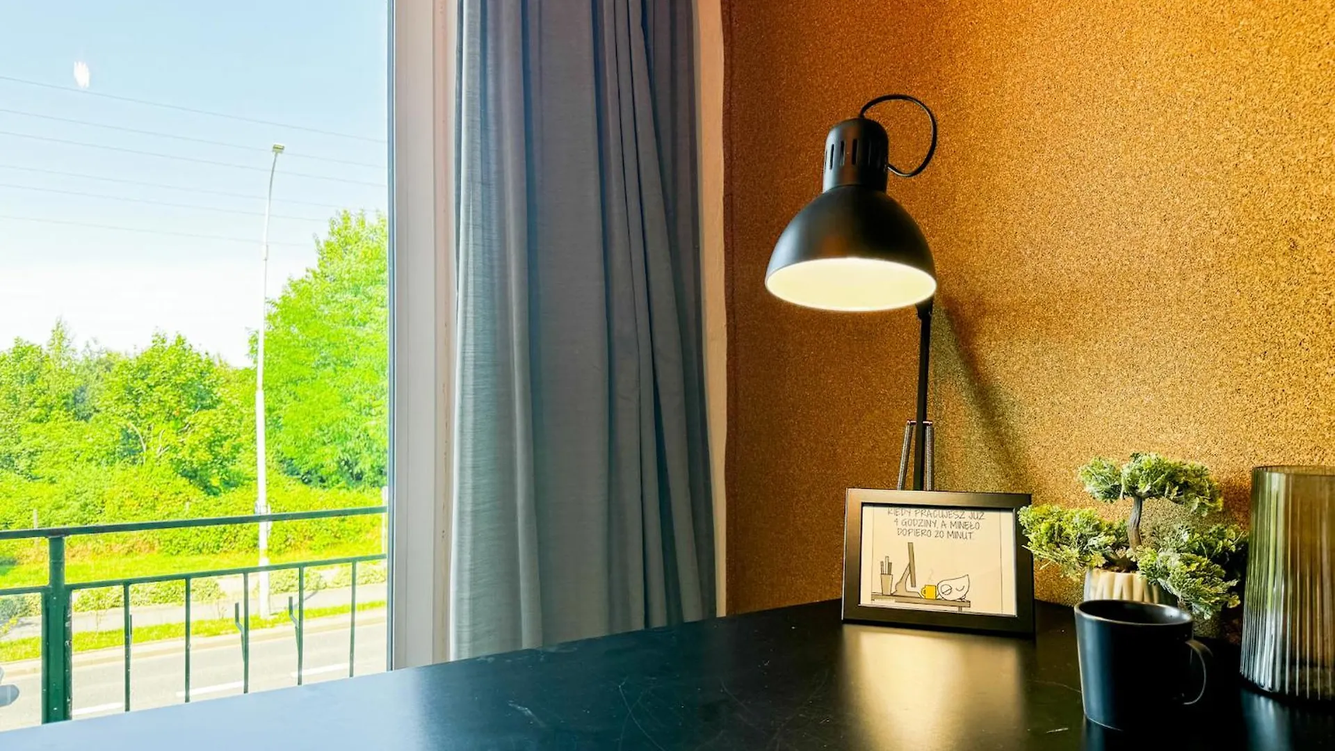 Modern 4Bd, 2 Balcony, Family & Work Haven! Near Park & Bus Stop Wroclaw