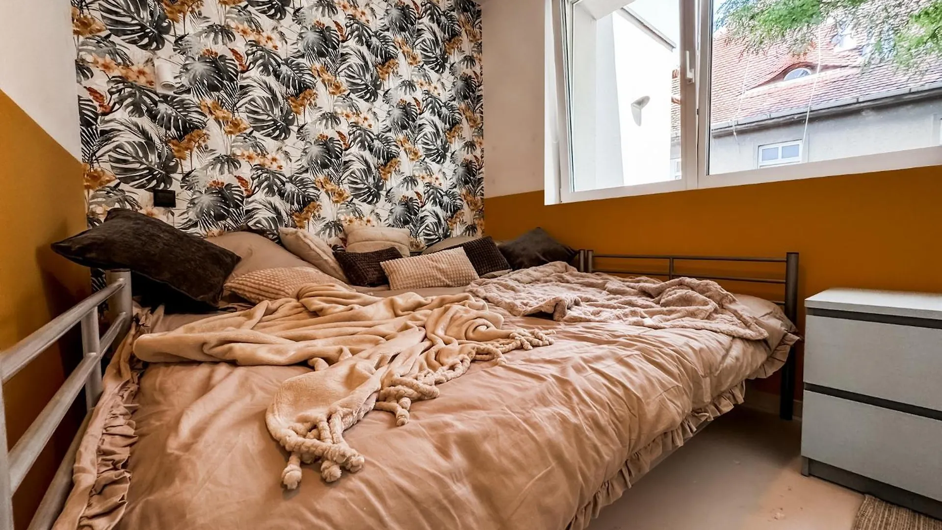 Modern 4Bd, 2 Balcony, Family & Work Haven! Near Park & Bus Stop Wroclaw