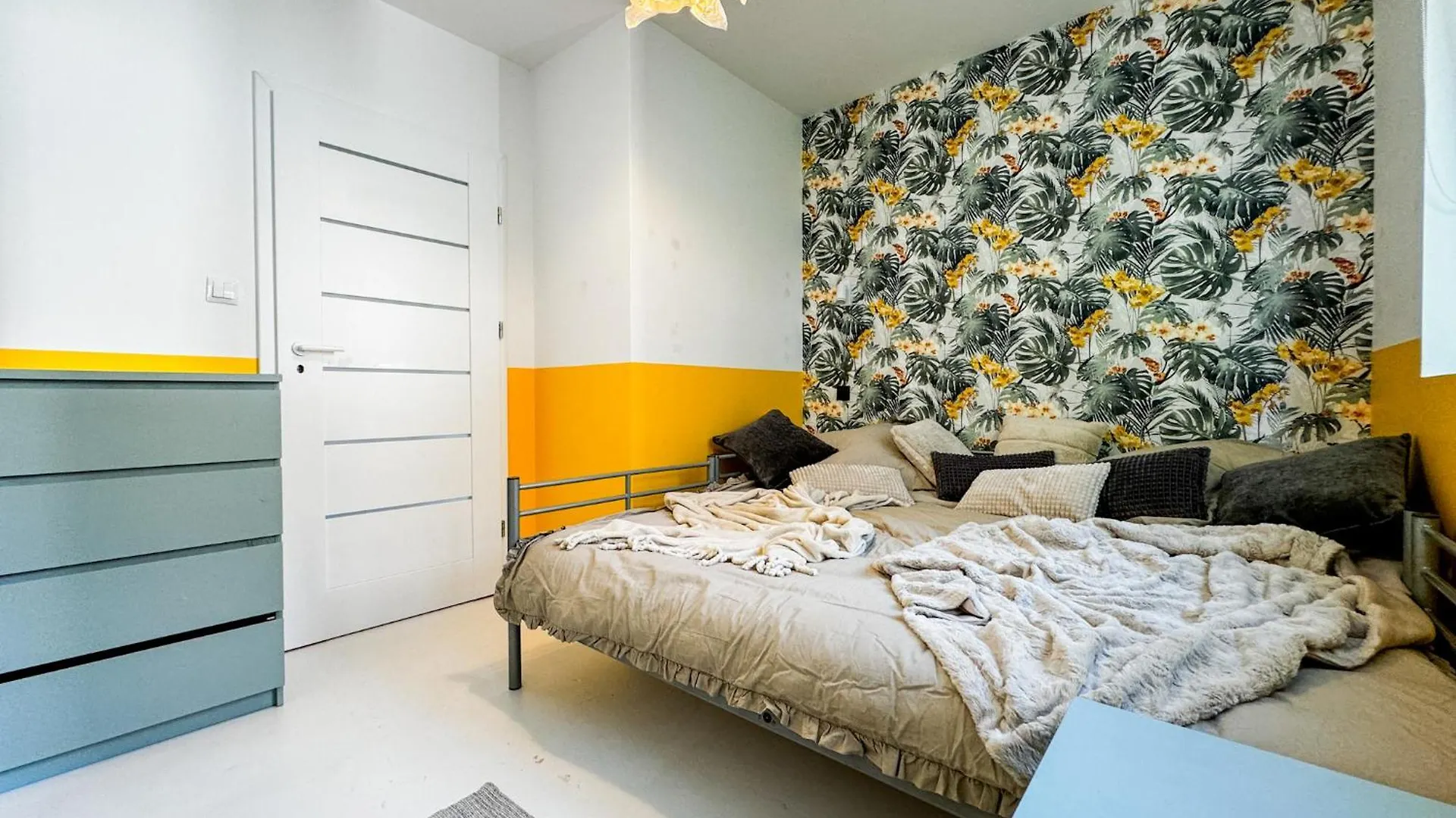 Modern 4Bd, 2 Balcony, Family & Work Haven! Near Park & Bus Stop Wroclaw