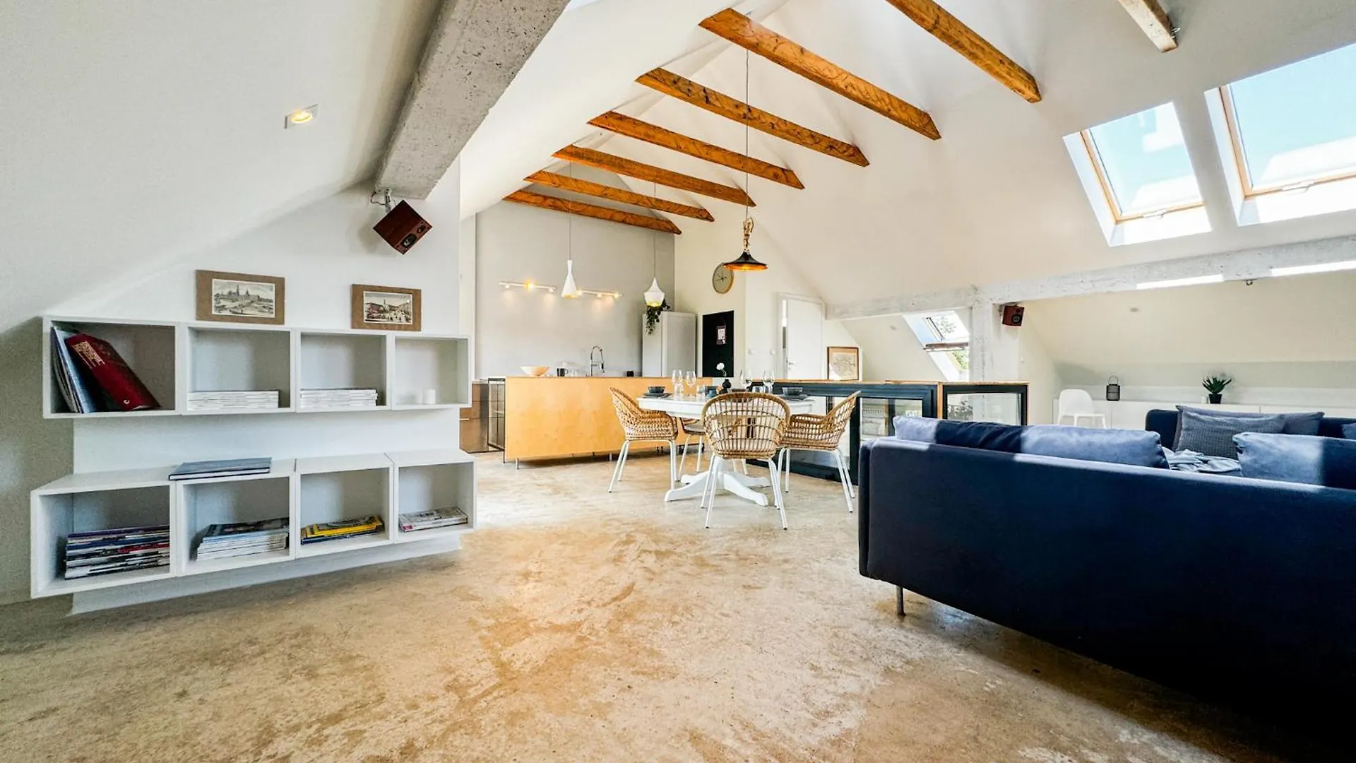 Modern 4Bd, 2 Balcony, Family & Work Haven! Near Park & Bus Stop Wroclaw