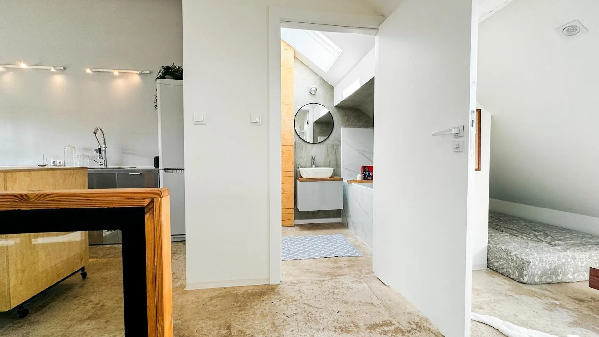 Modern 4Bd, 2 Balcony, Family & Work Haven! Near Park & Bus Stop Wroclaw 0*,  Poland