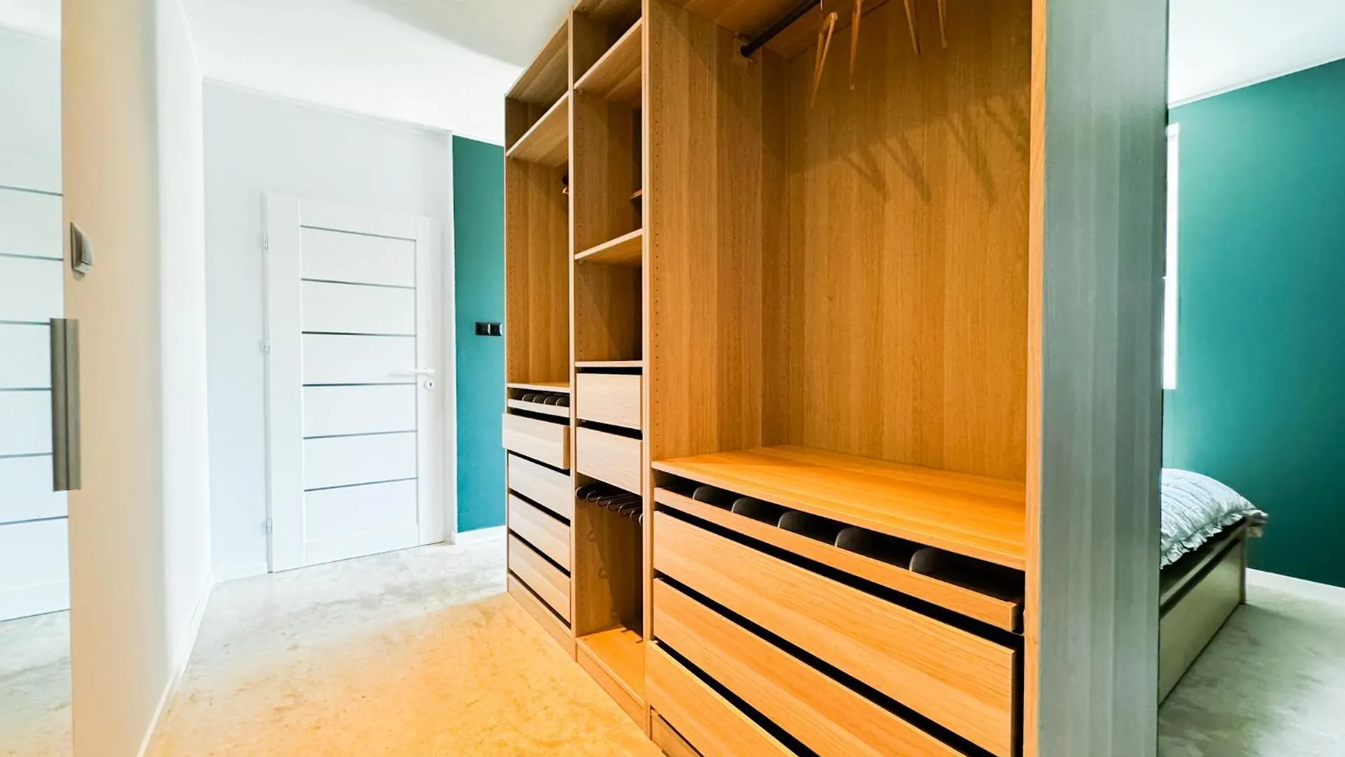 Apartment Modern 4Bd, 2 Balcony, Family & Work Haven! Near Park & Bus Stop Wroclaw Poland